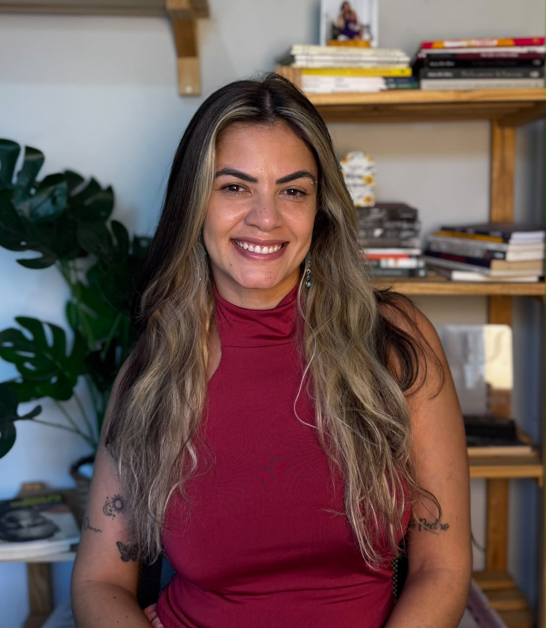 Cindy Gallinari, psicóloga e fundadora do Clube Cuide-se, sorrindo em seu consultório